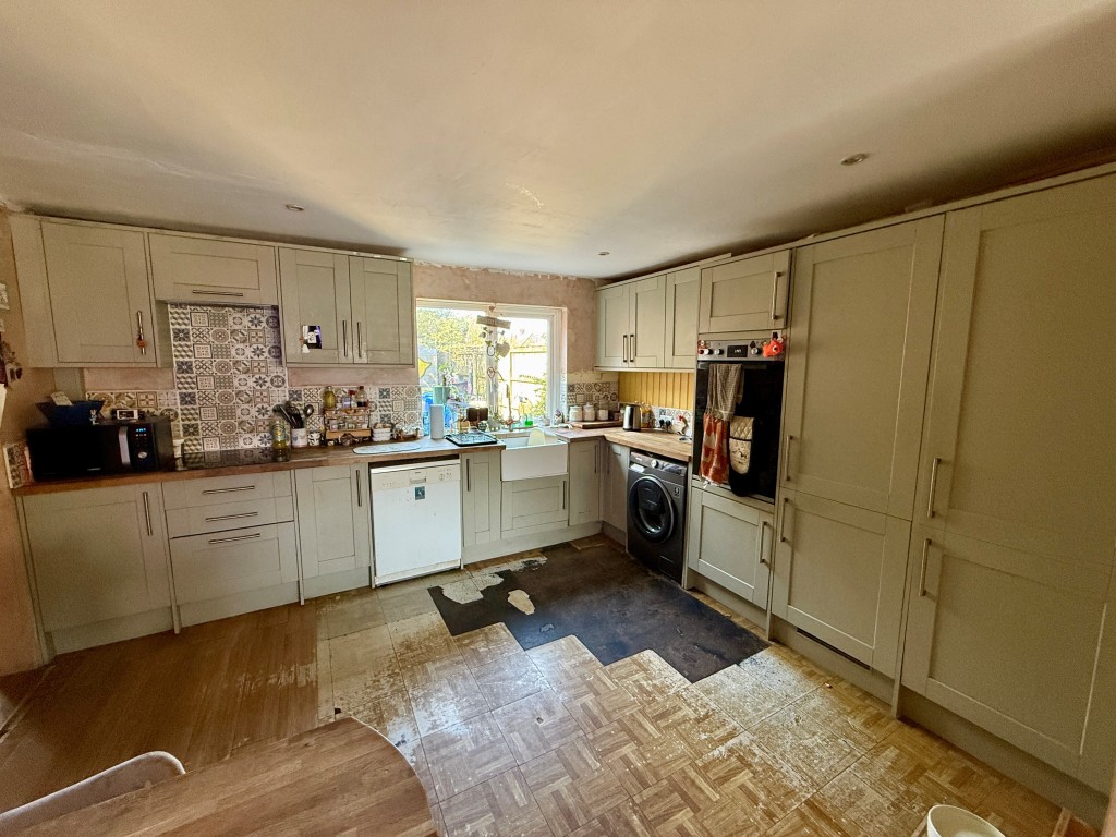 Lot: 23 - FIVE-BEDROOM HOUSE FOR IMPROVEMENT - Kitchen
